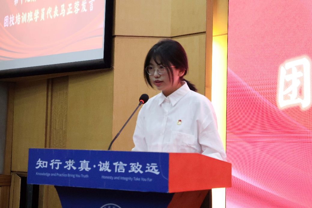 Subsequently, Liu Yulu, Deputy Minister of the Propaganda Department of the Volunteer Association, introduced the association’s organizational structure, work content and achievements. Adhering to the purpose of Striving for Excellence and Spreading Warmth to Society, the association has carried out public welfare activities in rural areas and communities for 25 years. Kong Weijia, Director of the Propaganda Center, and his team explained the work connection norms of various departments. Pan Yutang, Deputy Minister of the Academic Department of the Student Academic Research Center, provided special training on activity plan writing.