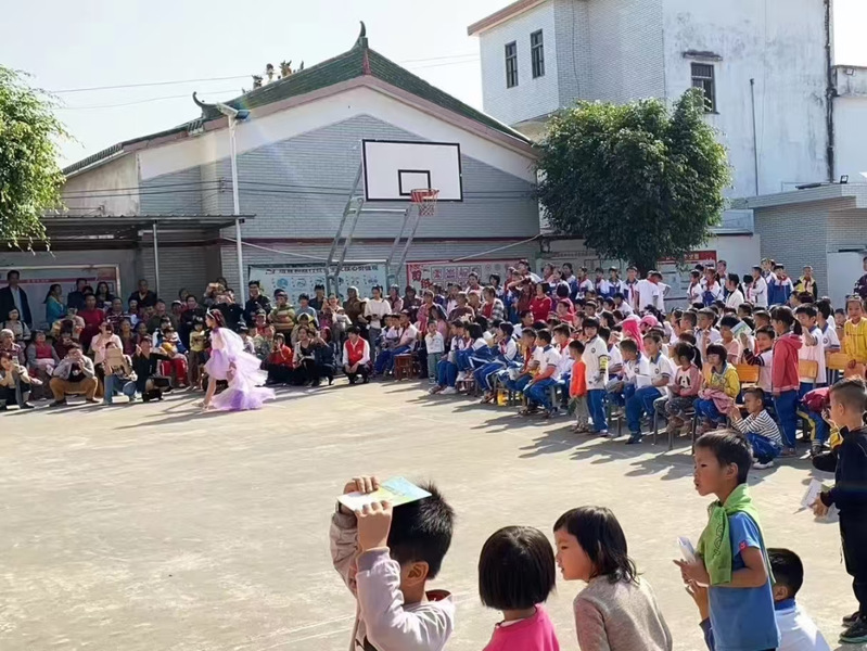 Environmental-friendly costume show on Teachers' Day